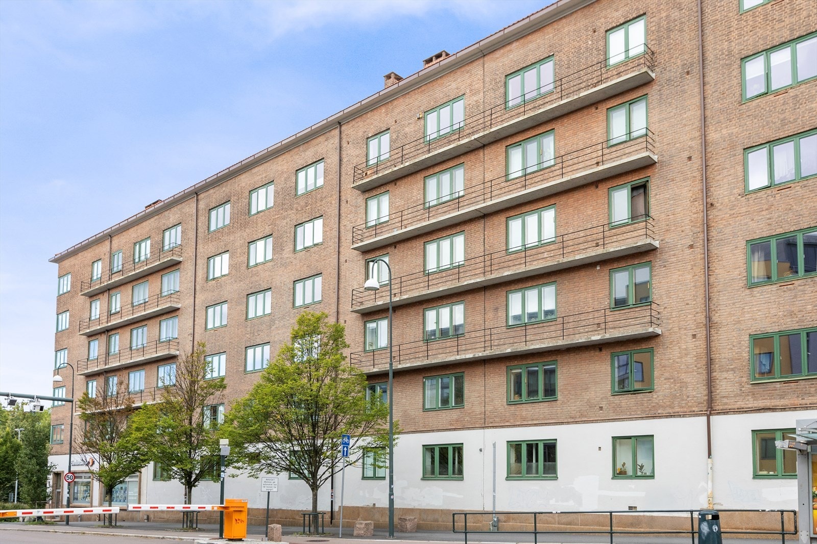 Leiligheten ligger perfekt til i byggets 3.etasje. Bussholdeplassen "Galgeberg" er kun 1 minutt fra leiligheten med busslinje bl.a. 37 og 20. Galleribilde