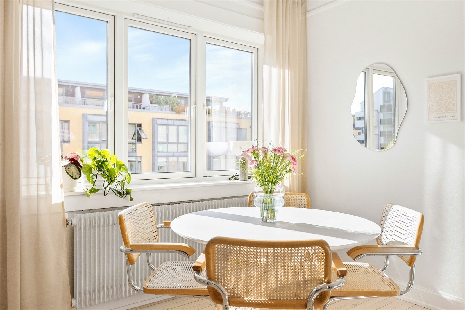 En naturlig plass til spisebord hvor du/dere kan invitere venner og familie til hyggelige måltider. Galleribilde