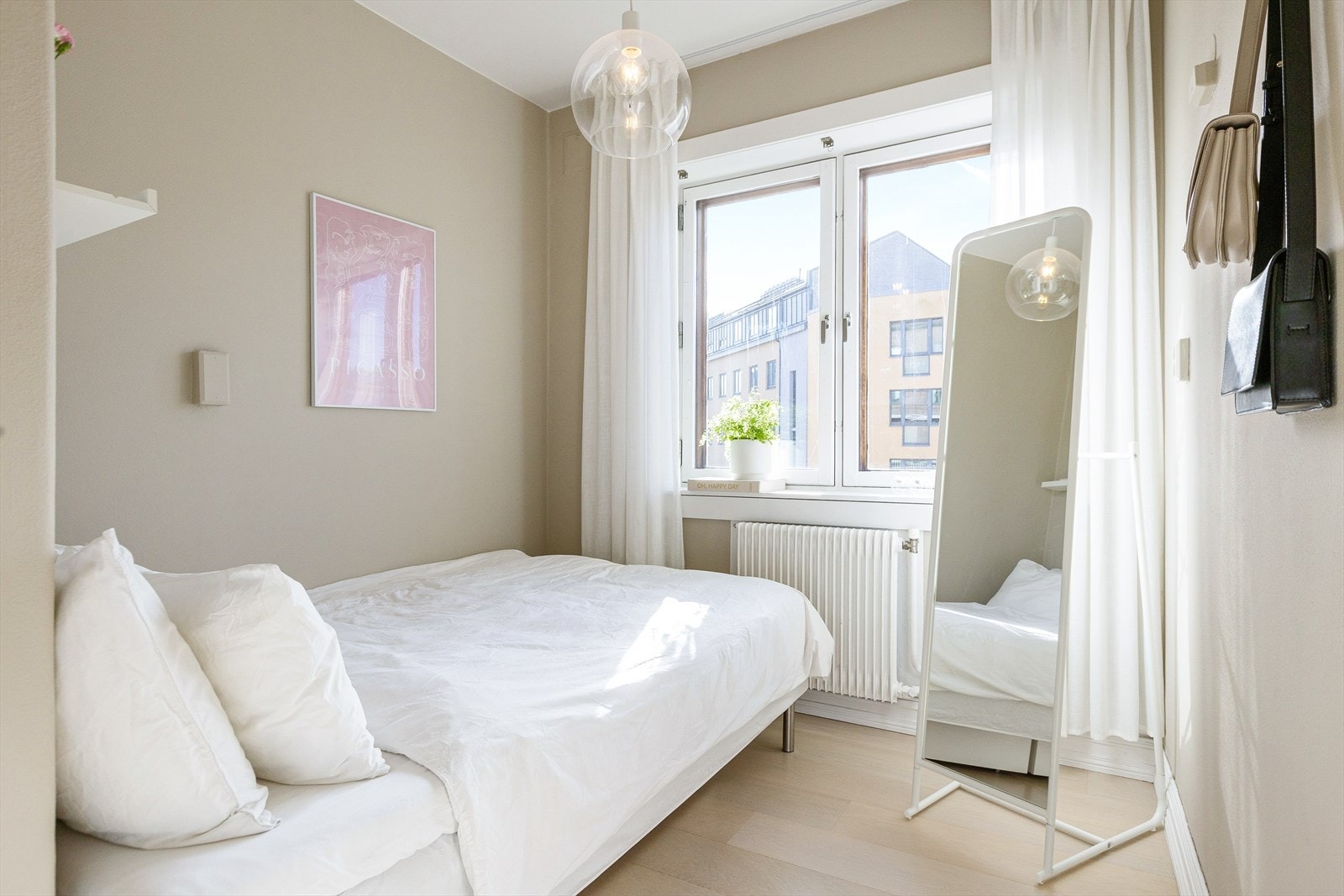 Soverommet lar seg lett innrede med seng, nattbord og garderobeskap. Galleribilde