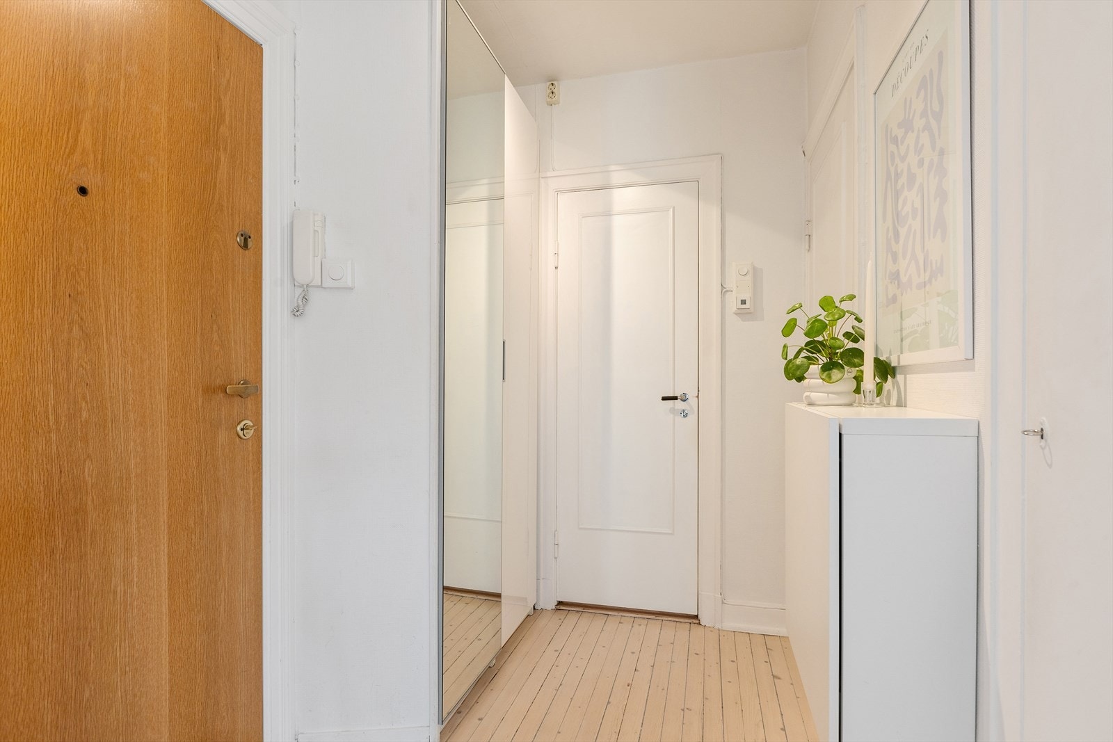 Innbydende entré med dørcalling, god plass til å henge fra seg yttertøy og sko på hver side. Galleribilde