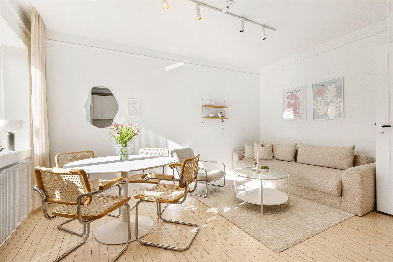 Vinduene i stuen ble byttet i regi av borettslaget i 2017 og slipper inn rikelig med naturlig lys, noe som skaper en lys og trivelig atmosfære. Galleribilde