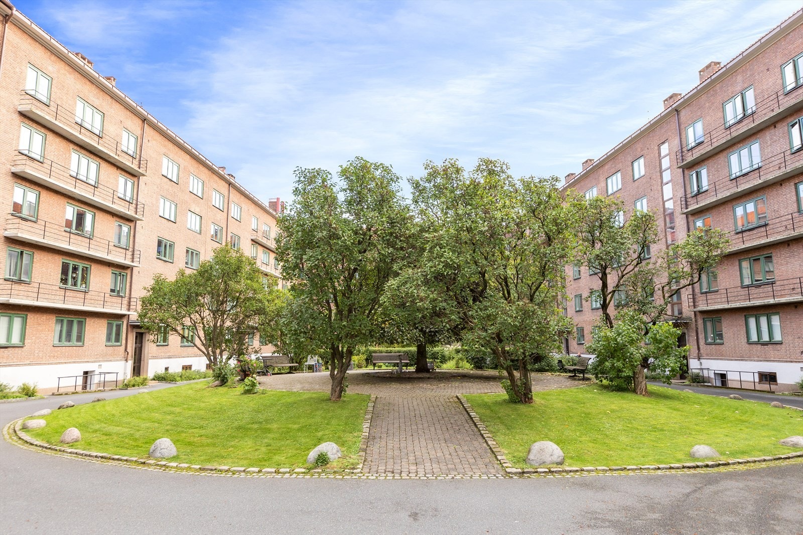 Galgeberg borettslag er kjent for sin nydelige, parkmessige bakgård. Vaktmester Henning er stadig å se når han arbeider med å holde fellesarealene i god stand. Galleribilde