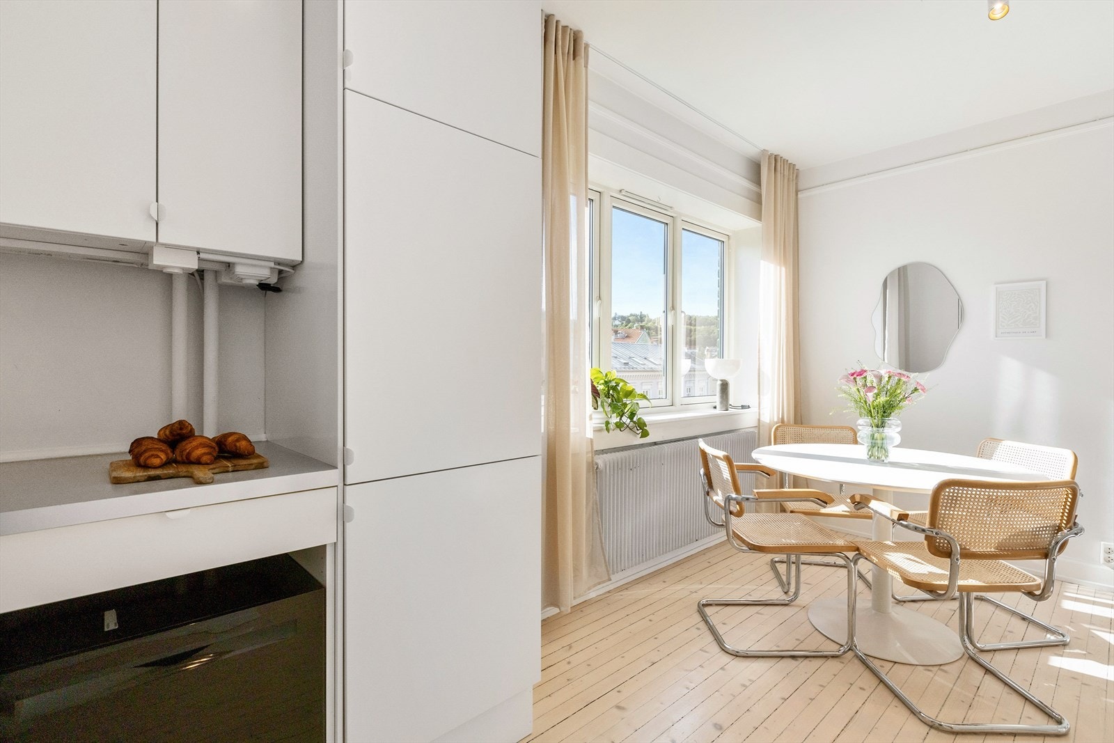 Under- og overskap med glatte fronter, laminat benkeplate. Galleribilde