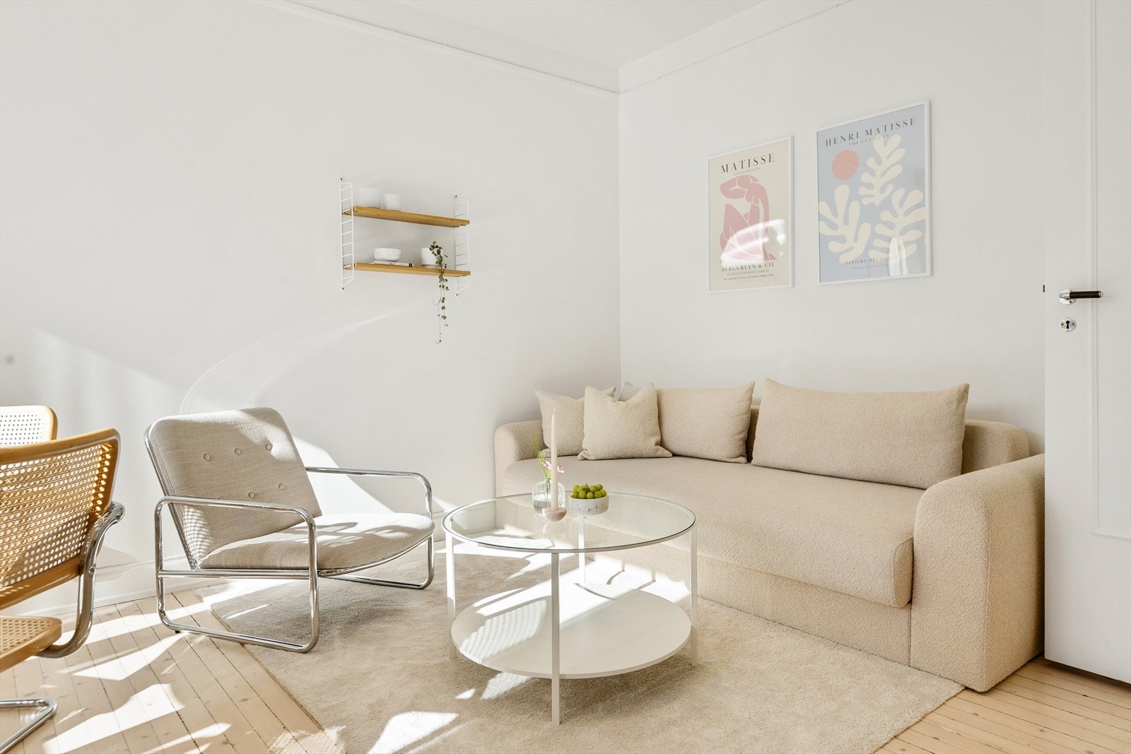 Det originale tregulvet tilfører boligen en sjarmerende og klassisk følelse, med en tidløs karakter som skaper både varme og eleganse. Galleribilde