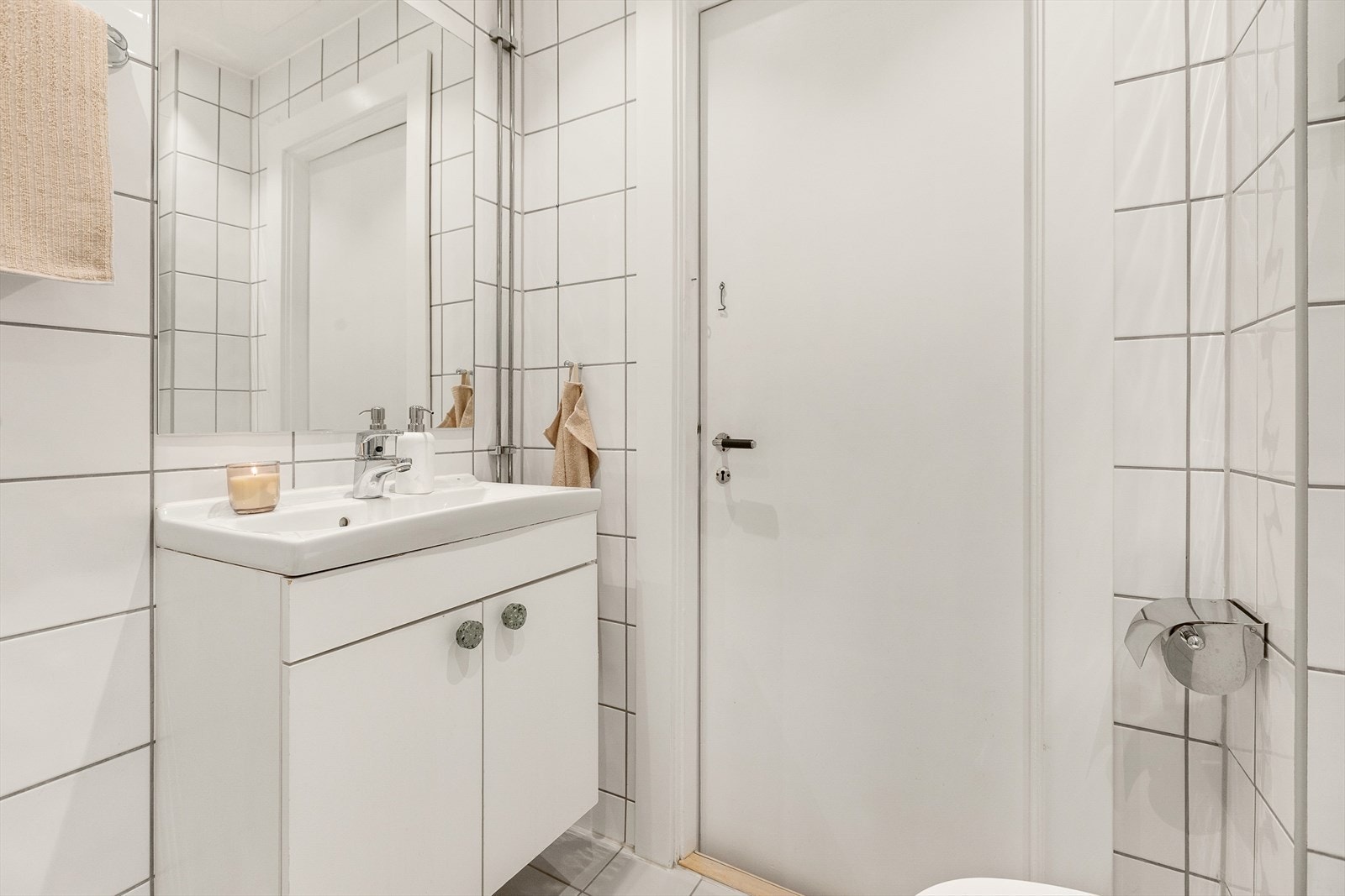 Servantskap med heldekkende servant og 1-greps blandebatteri. Galleribilde