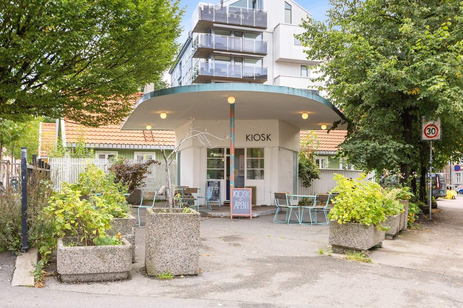 Kiosk! er en uavhengig kaffebar som holder til i en bensinstasjon fra 1935 i St. Halvards gate på Galgeberg. Med sitt søte uttrykk og fine uteservering er dette et hyggelig sted for en kaffekopp. Galleribilde