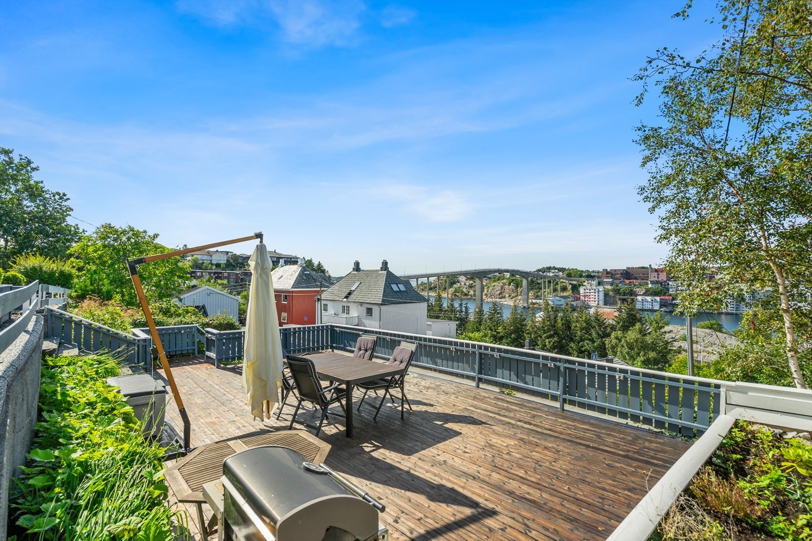 Velholdt vertikaldelt bolig med fantastisk utsikt mot havna, beliggende i attraktive og solrike omgivelser på Innlandet! Galleribilde