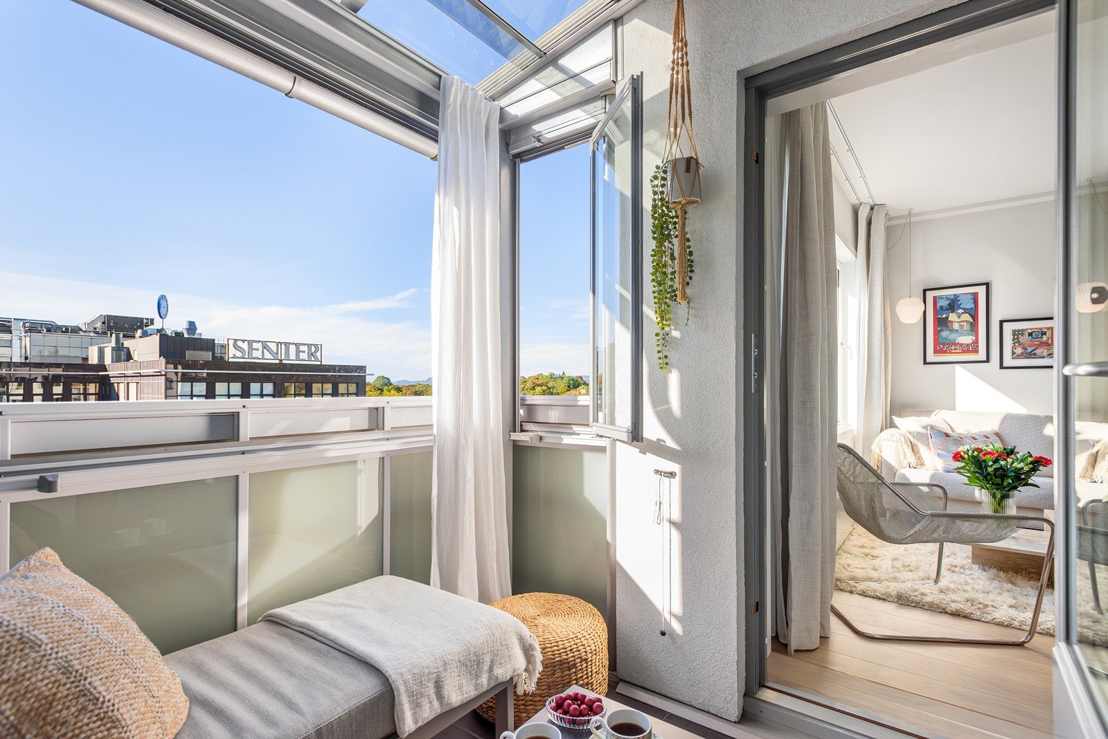 Glassene kan åpnes og gjør balkongen perfekt for solrike sommerdager Galleribilde