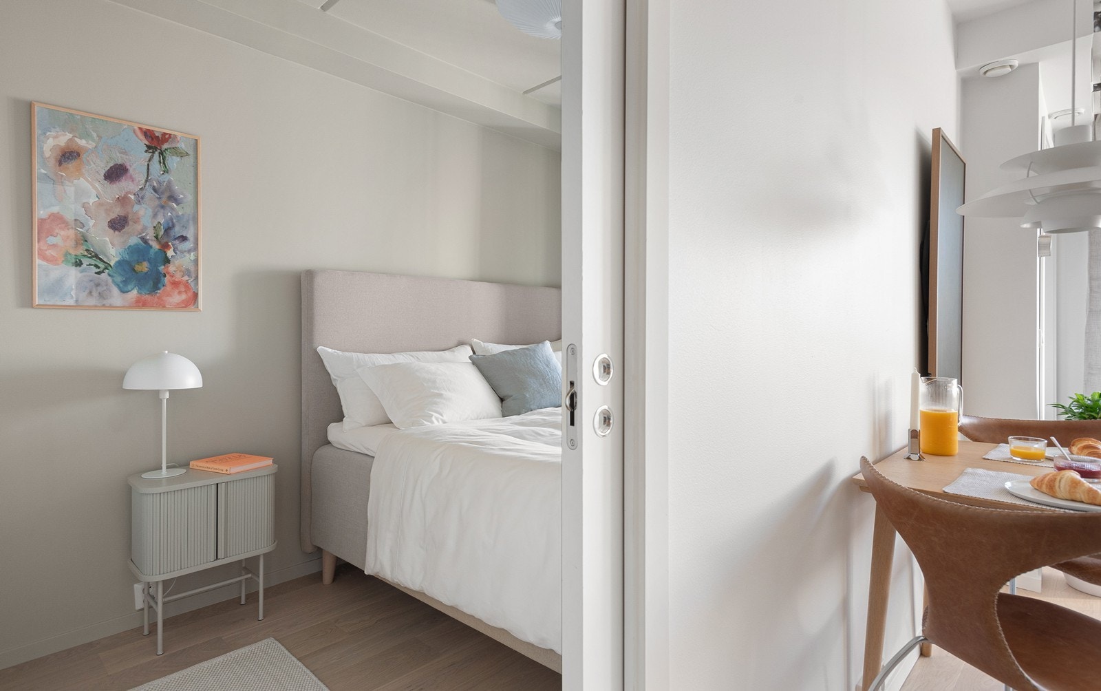 Romslig soverom med plass til dobbeltseng og stor garderobe Galleribilde