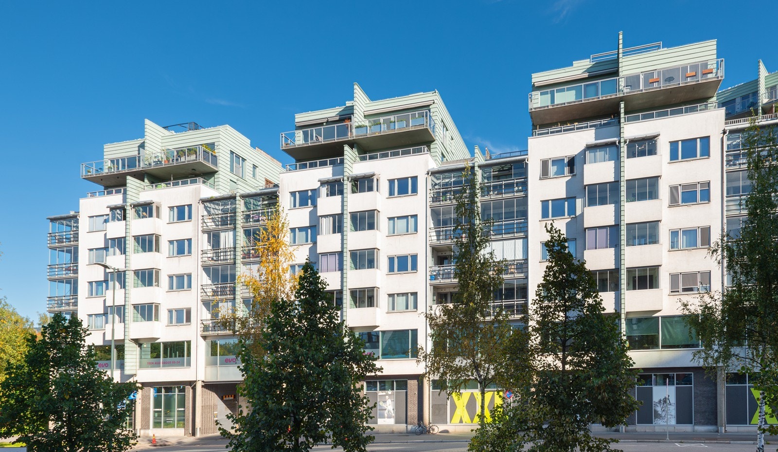 Moderne bygg fra 2008 med alt utenfor døren Galleribilde