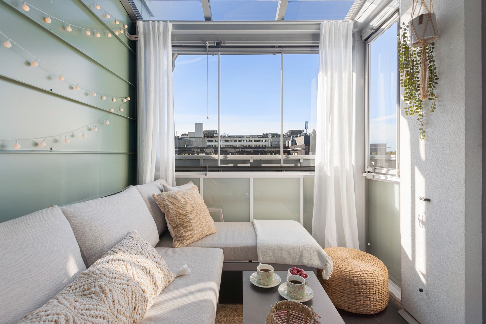 Balkongen fungerer som en forlengelse av stuen både sommer- og vinter Galleribilde