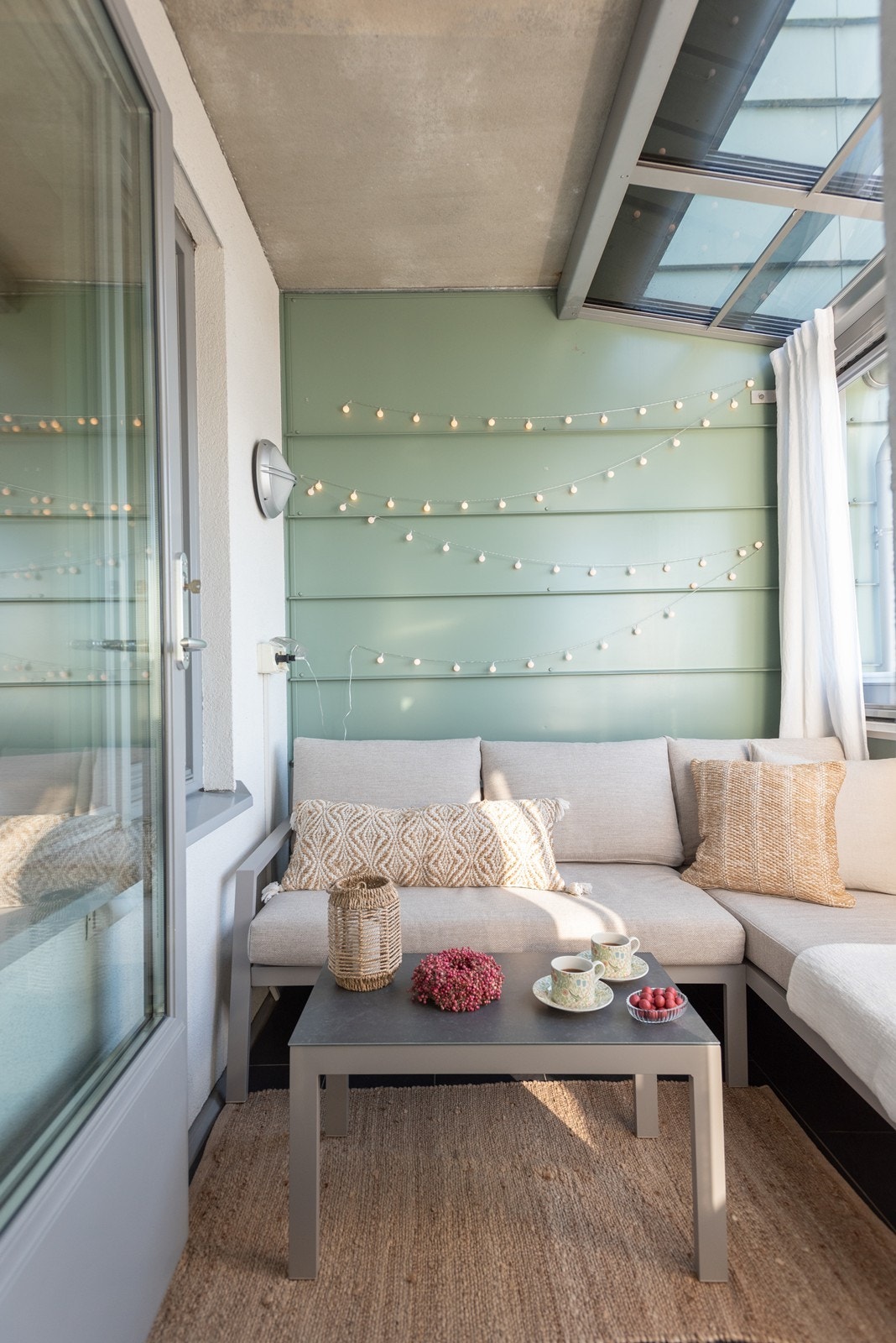 Romslig innglasset balkong med plass til utemøbler. Varmekabler i gulv Galleribilde