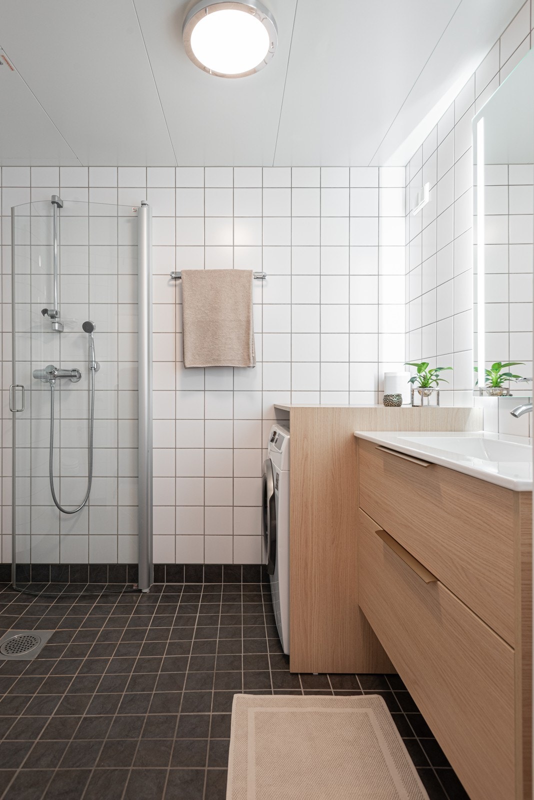 Stort og moderne bad. Baderomsinnredningen ble oppgradert i 2023 Galleribilde