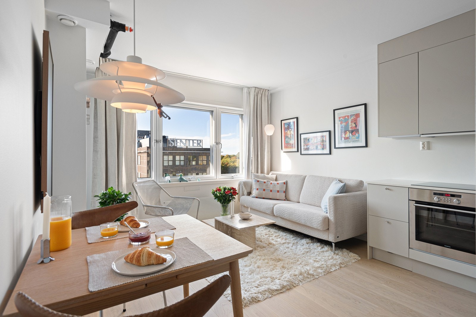 Stue med plass til spisebord og sofagruppe Galleribilde