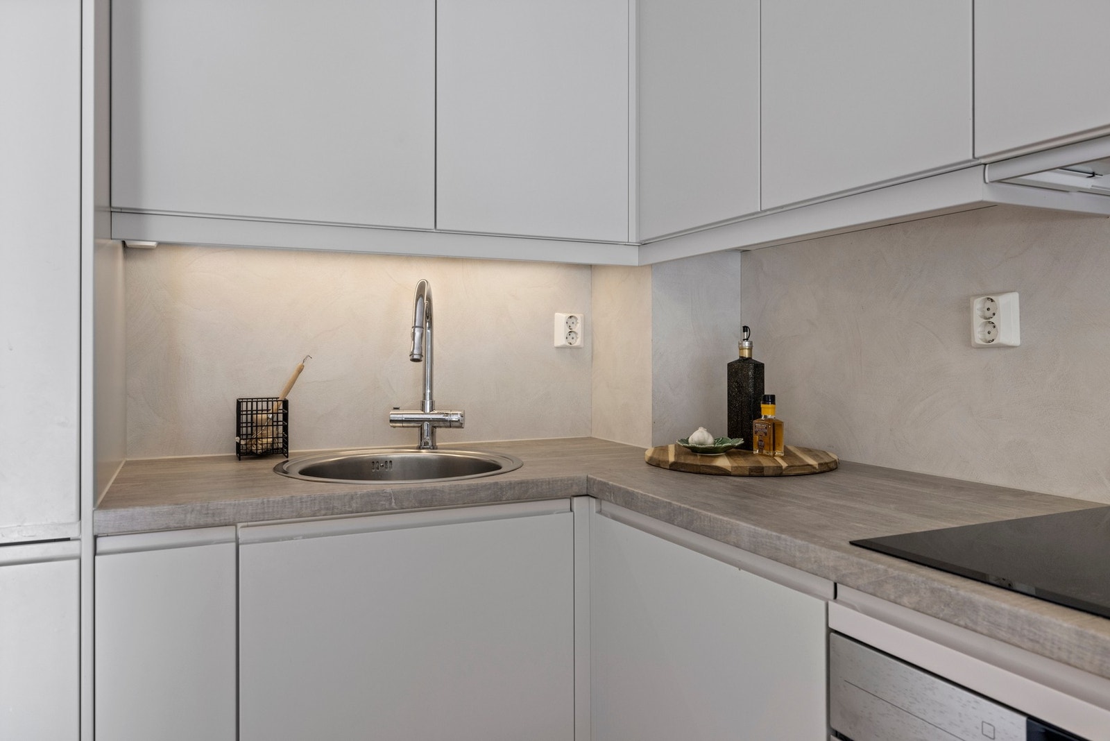 Kvalitetsmaterialer og smarte oppbevaringsmuligheter gjør kjøkkenet både funksjonelt og estetisk tiltalende. Galleribilde