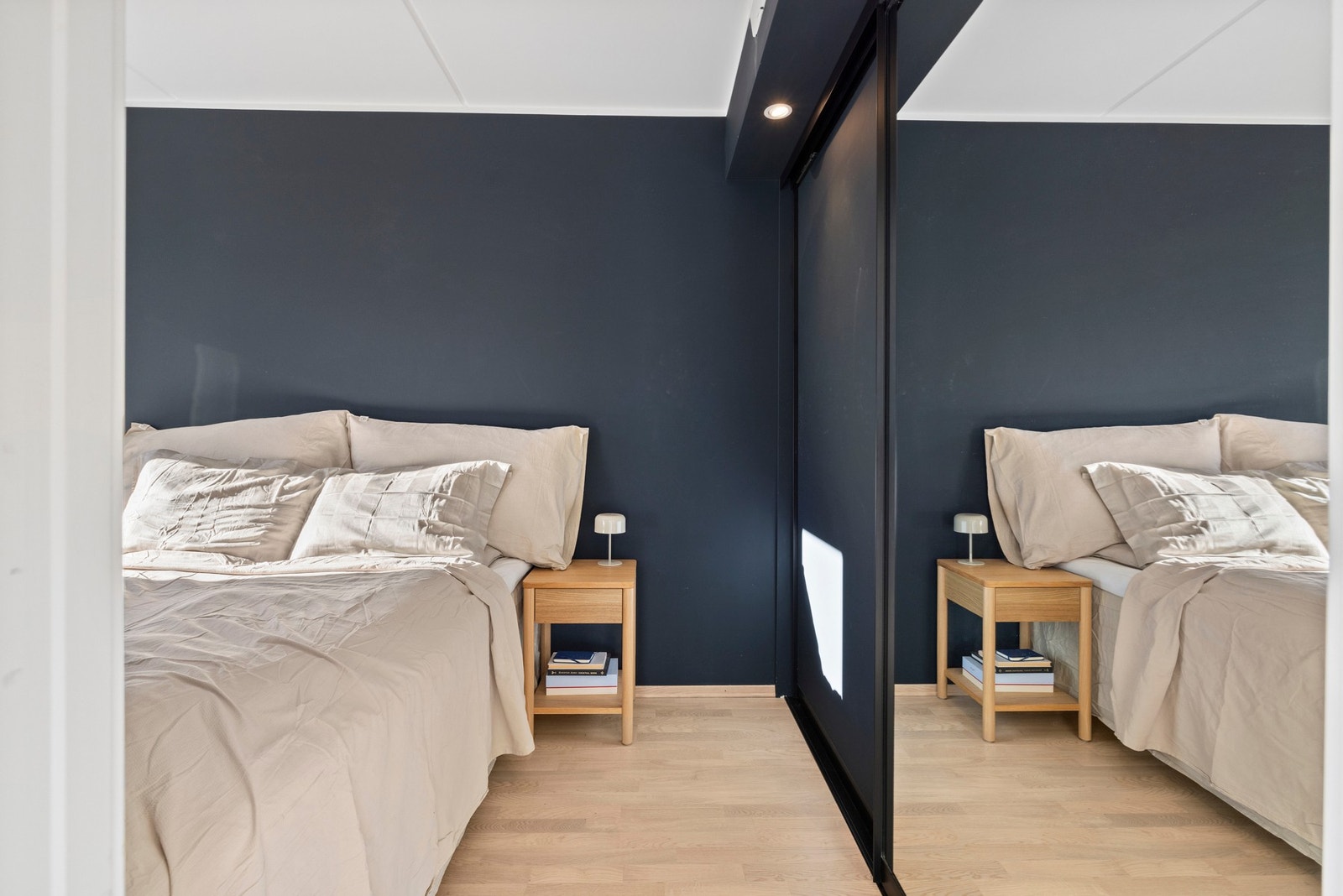 Her er det god plass til en stor dobbeltseng med nattbord, samtidig som det integrerte garderobeskapet med speil gir rikelig med oppbevaringsplass. Galleribilde