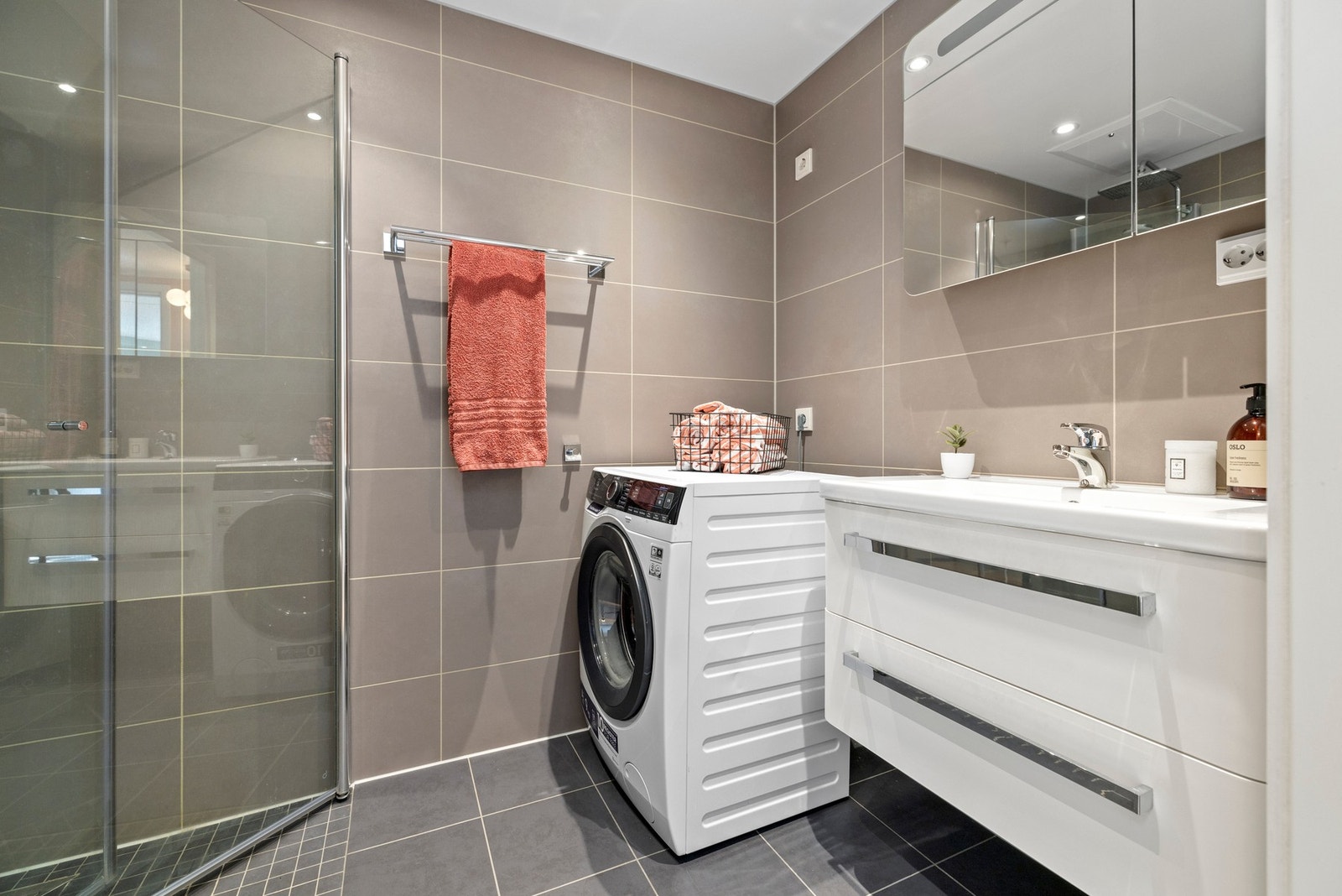 Her får du et stilrent bad med praktiske løsninger som sikrer at det alltid ser ryddig og innbydende ut. Galleribilde