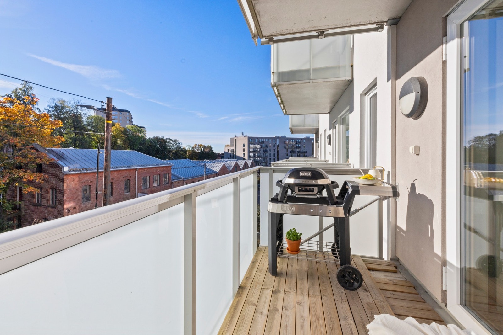 Balkongen fungerer som en forlengelse av stuen på sommerstid. Galleribilde