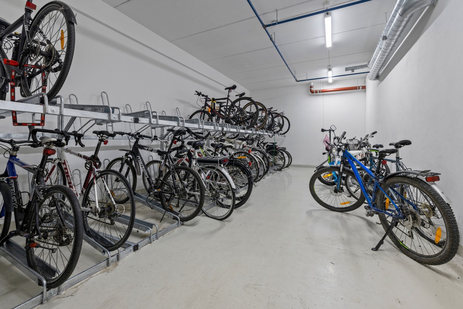 Felles sykkelparkering. Galleribilde