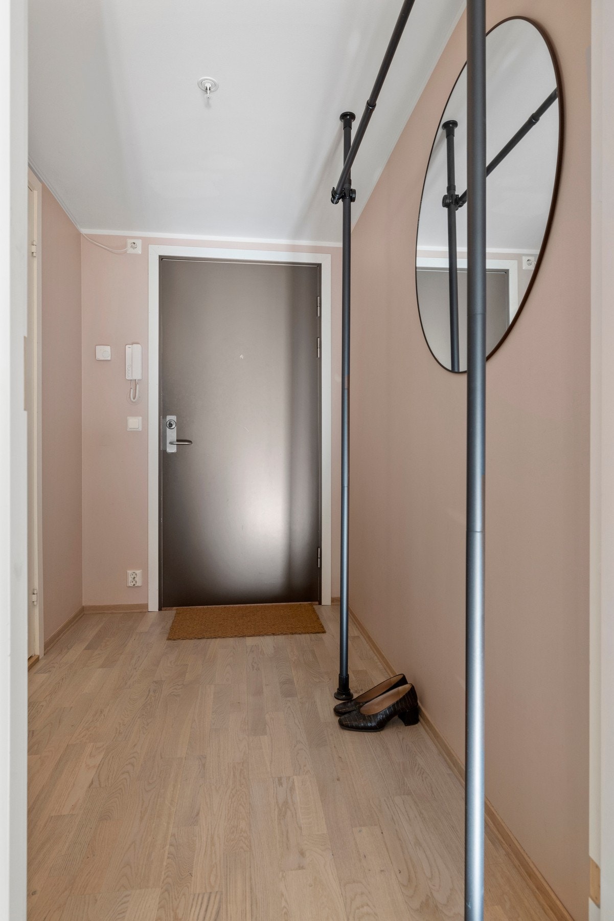 Velkommen inn i en romslig entré som gir et godt førsteinntrykk av leiligheten. Galleribilde