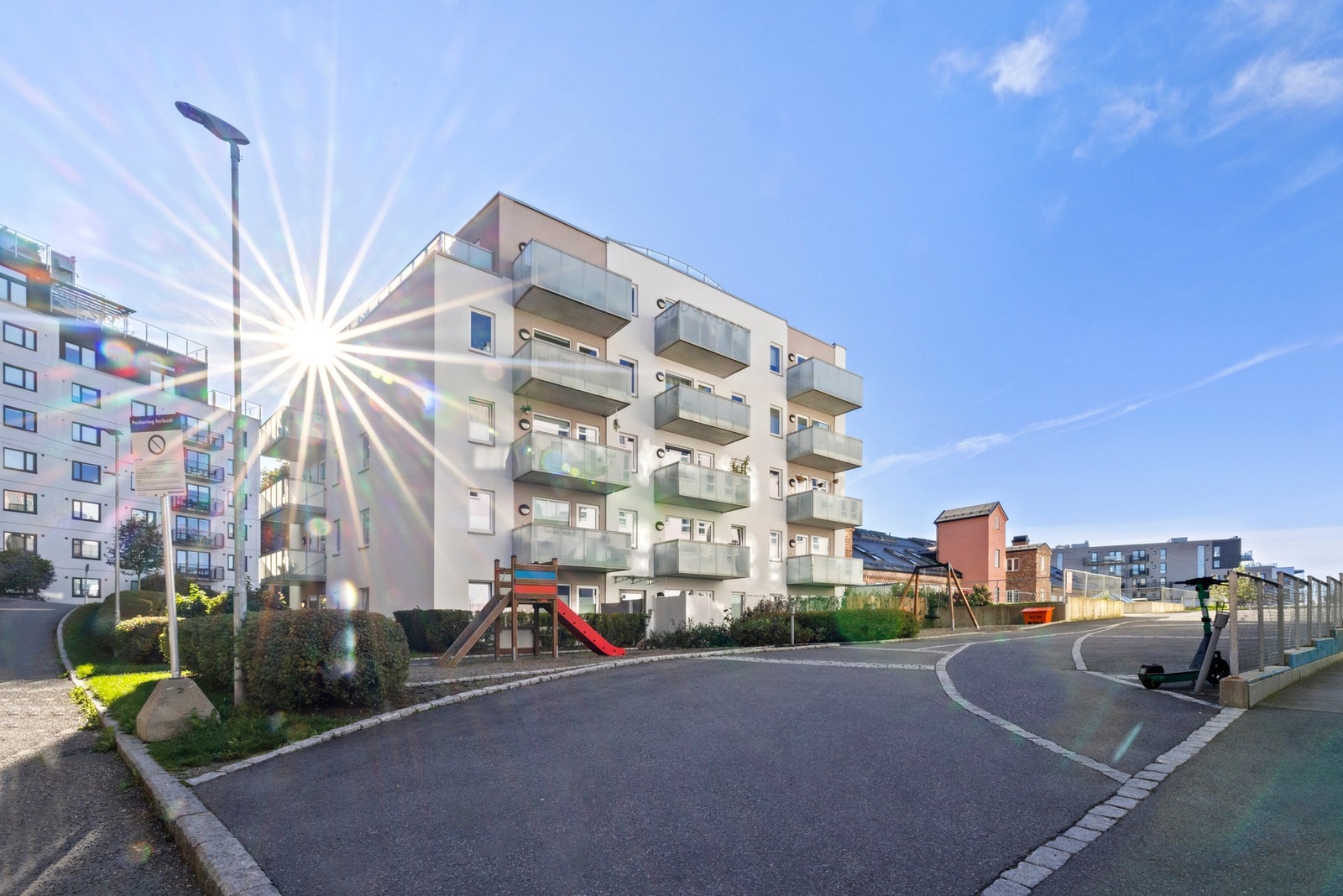 På toppen av bygget er det en stor og solrik takterrasse. Galleribilde