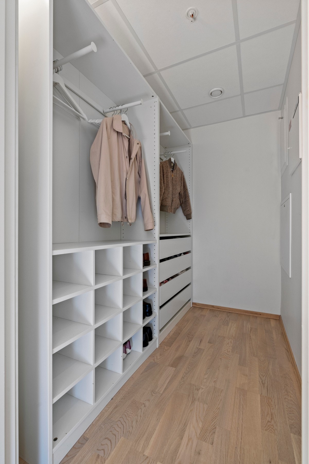 Med smart innredning og rikelig oppbevaringsplass, er det enkelt å holde alt ryddig og oversiktlig i denne praktiske boden. Galleribilde