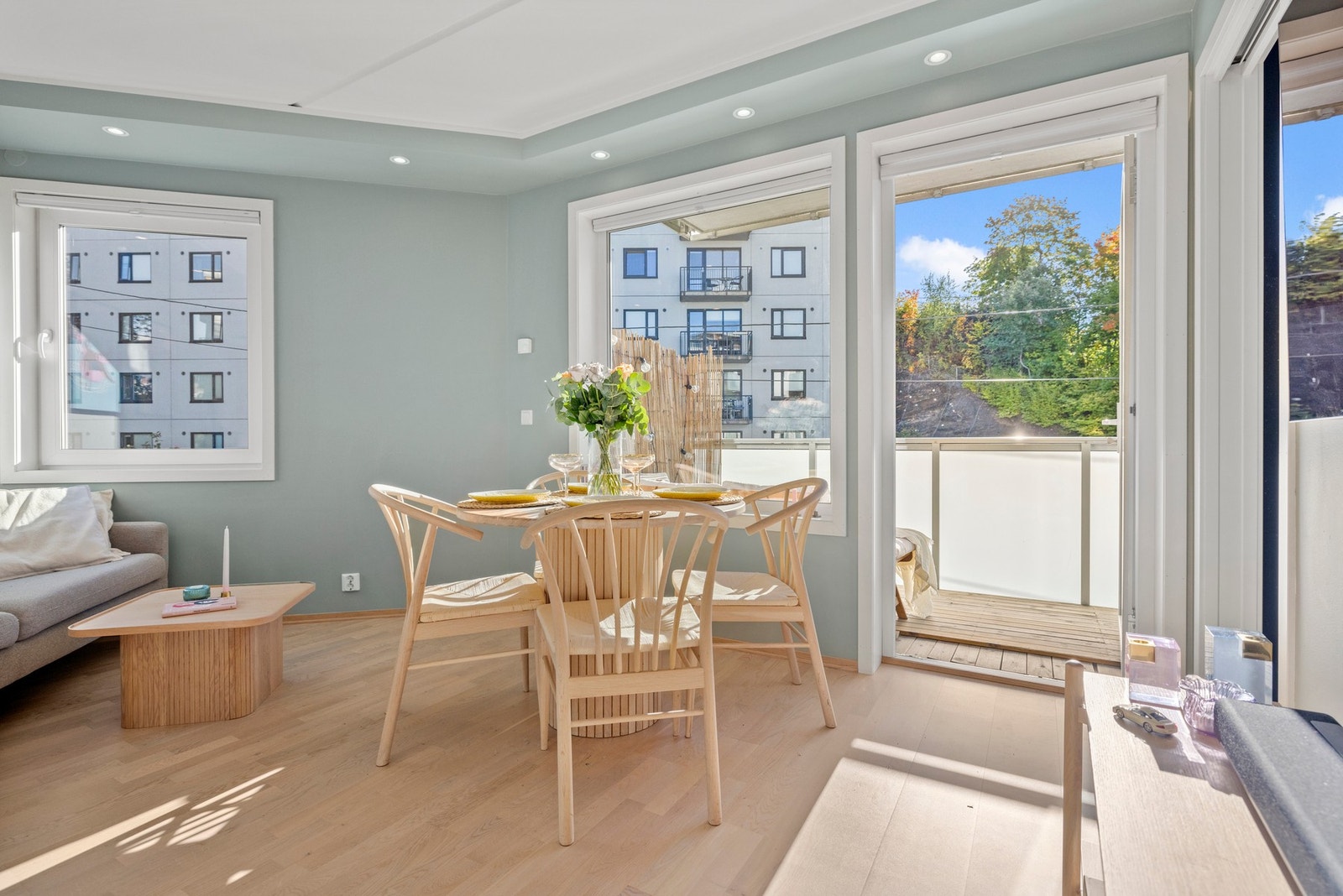 Stuen er leilighetens hjerte, med fantastisk lysinnslipp fra to himmelretninger som skaper en luftig og åpen atmosfære. Galleribilde