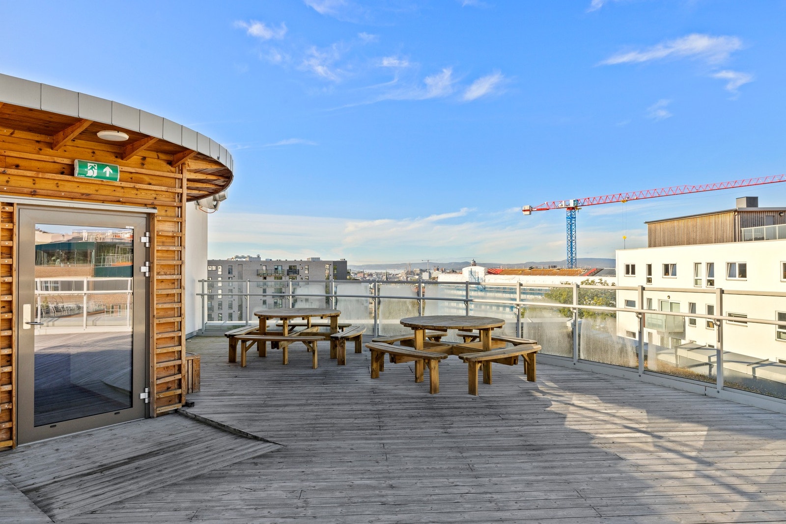 Det er en felles takterrasse med panoramautsikt og flotte solforhold. Galleribilde