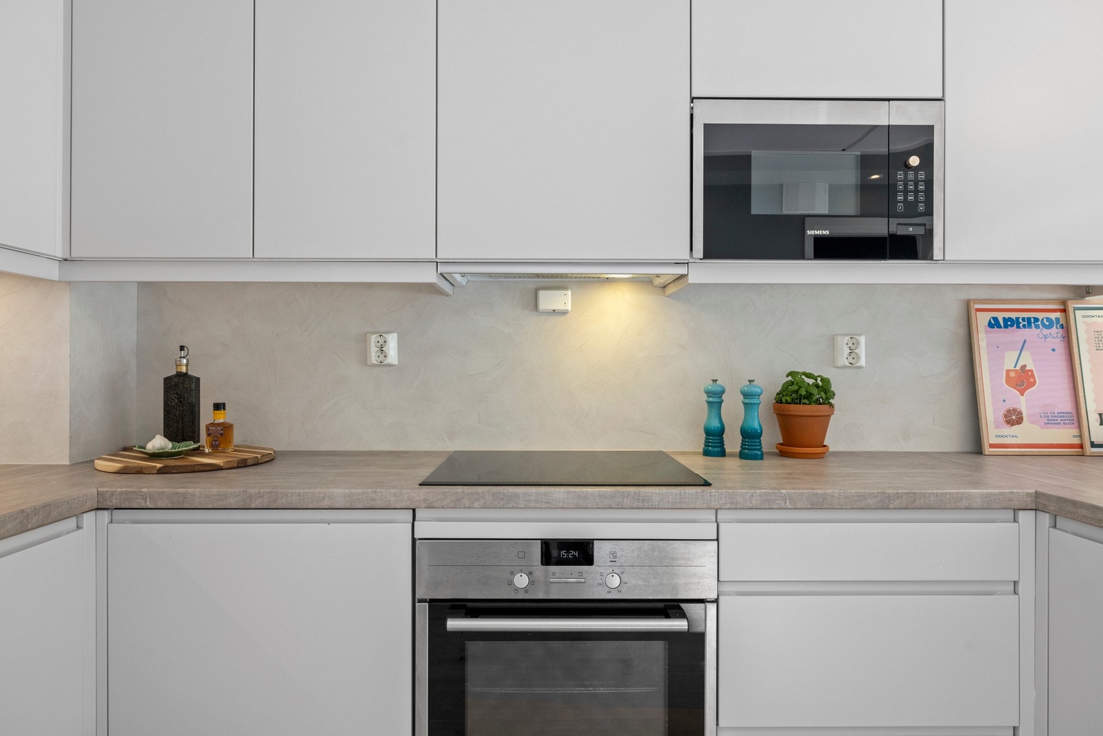 Det elegante designet gjør kjøkkenet til en fryd for øyet, samtidig som det er praktisk og lettstelt. Galleribilde