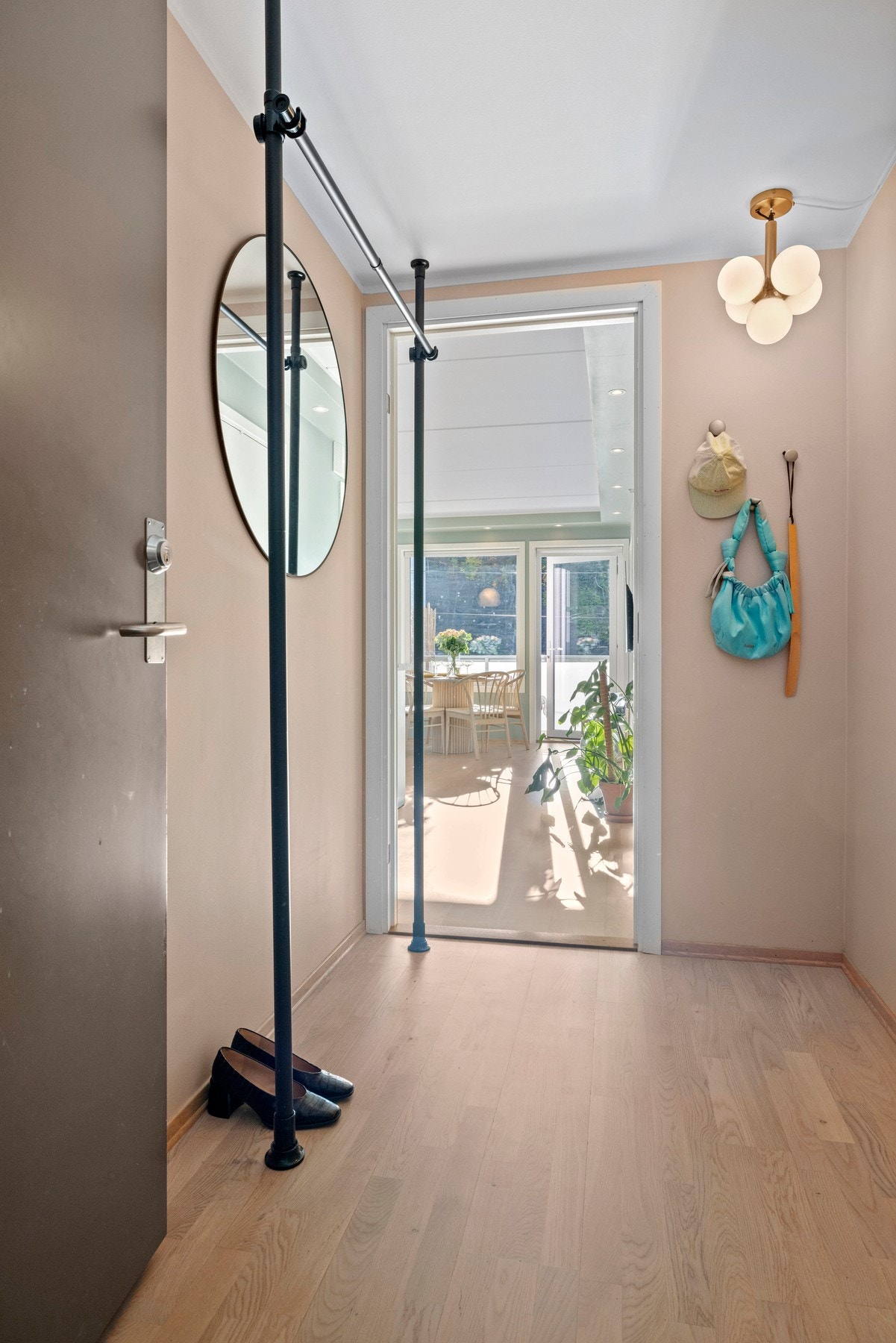 Her er det god plass til å sette fra seg sko og henge fra seg yttertøy. Galleribilde