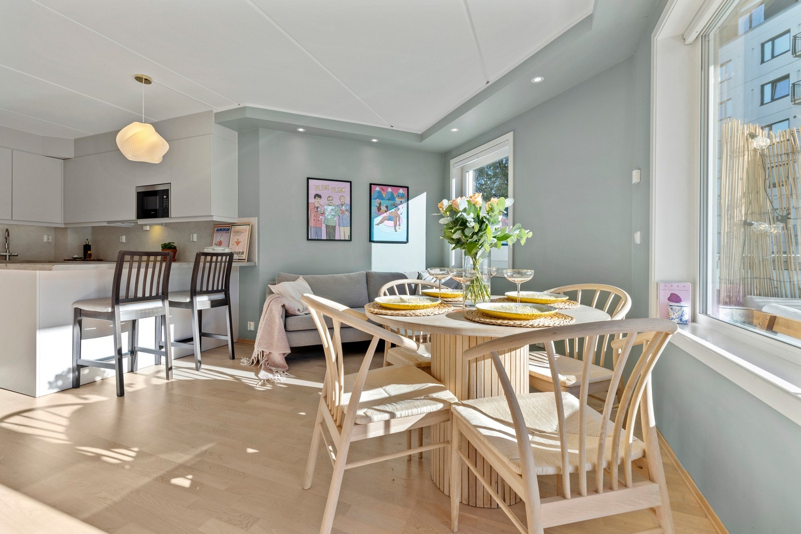 Den åpne stue- og kjøkkenløsningen gir god flyt og gjør rommet perfekt for sosiale sammenkomster og hverdagsliv. Galleribilde