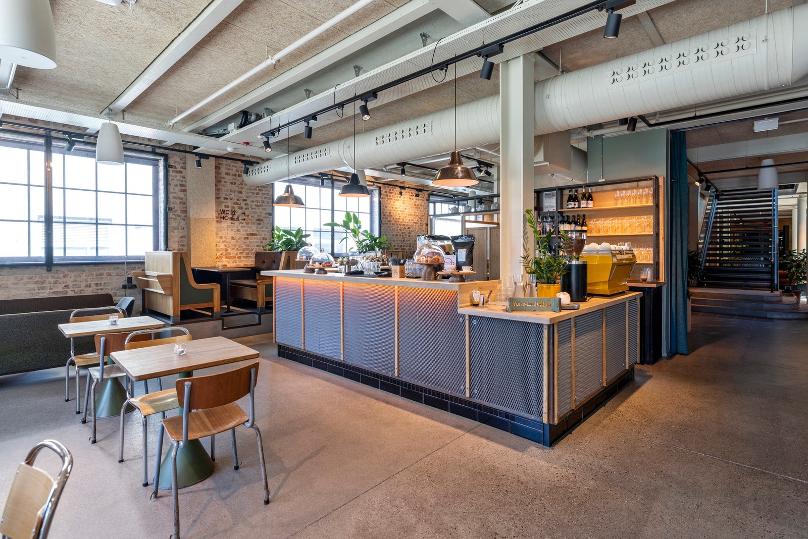 Her kan du velge mellom koselige kaféer, restauranter, uteservering og vinbar. Galleribilde