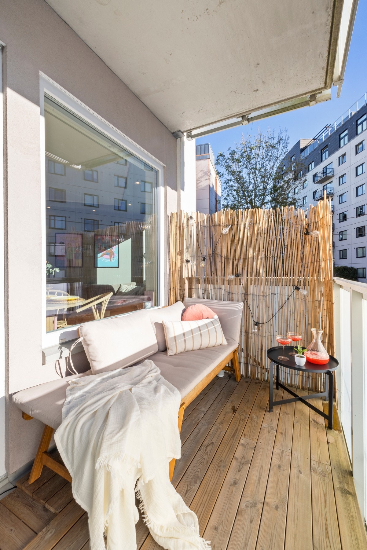 Her får du fint plass til utemøbler som gjør dette til et hyggelig sted og oppholde seg. Galleribilde