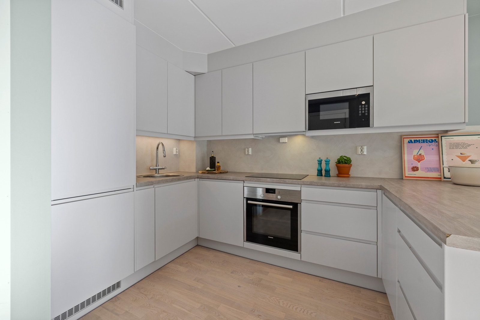 Det stilrene kjøkkenet fra 2018 holder en høy standard med moderne løsninger og godt med arbeidsplass. Galleribilde