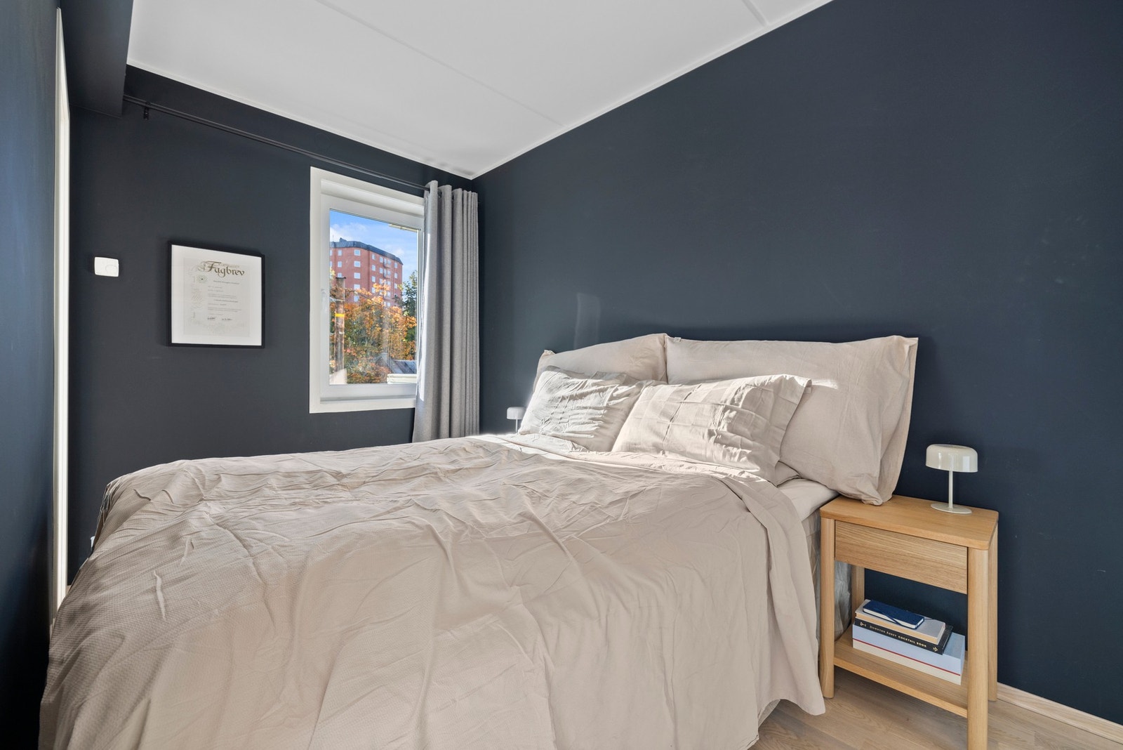 Godt med lysinnslipp fra vinduet - her kan du enkelt trekke deg tilbake for å lade batteriene etter en lang dag på skole eller jobb. Galleribilde