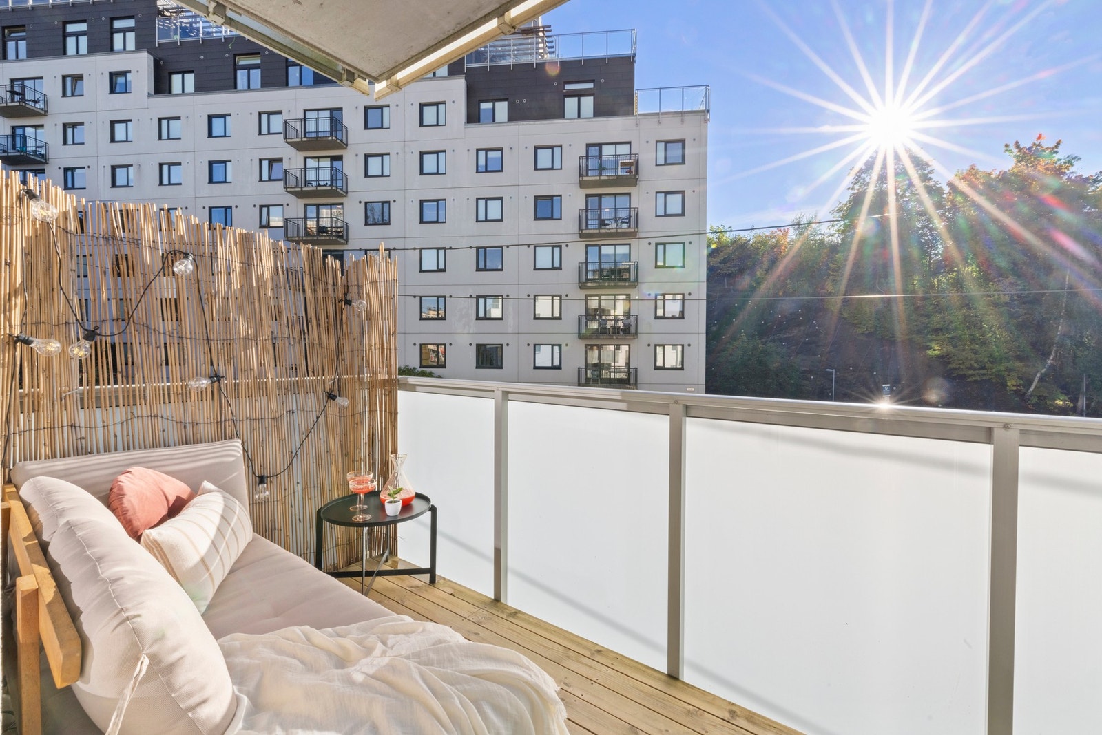 Fra stuen har du direkte utgang til en romslig sørøst-vendt balkong med flott utsikt og gode solforhold. Galleribilde