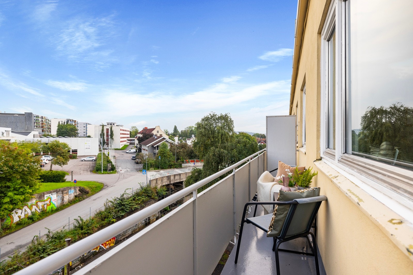 Ved å bo i 5.etasje vil du bo usjenert til uten noe innsyn fra naboer. Galleribilde