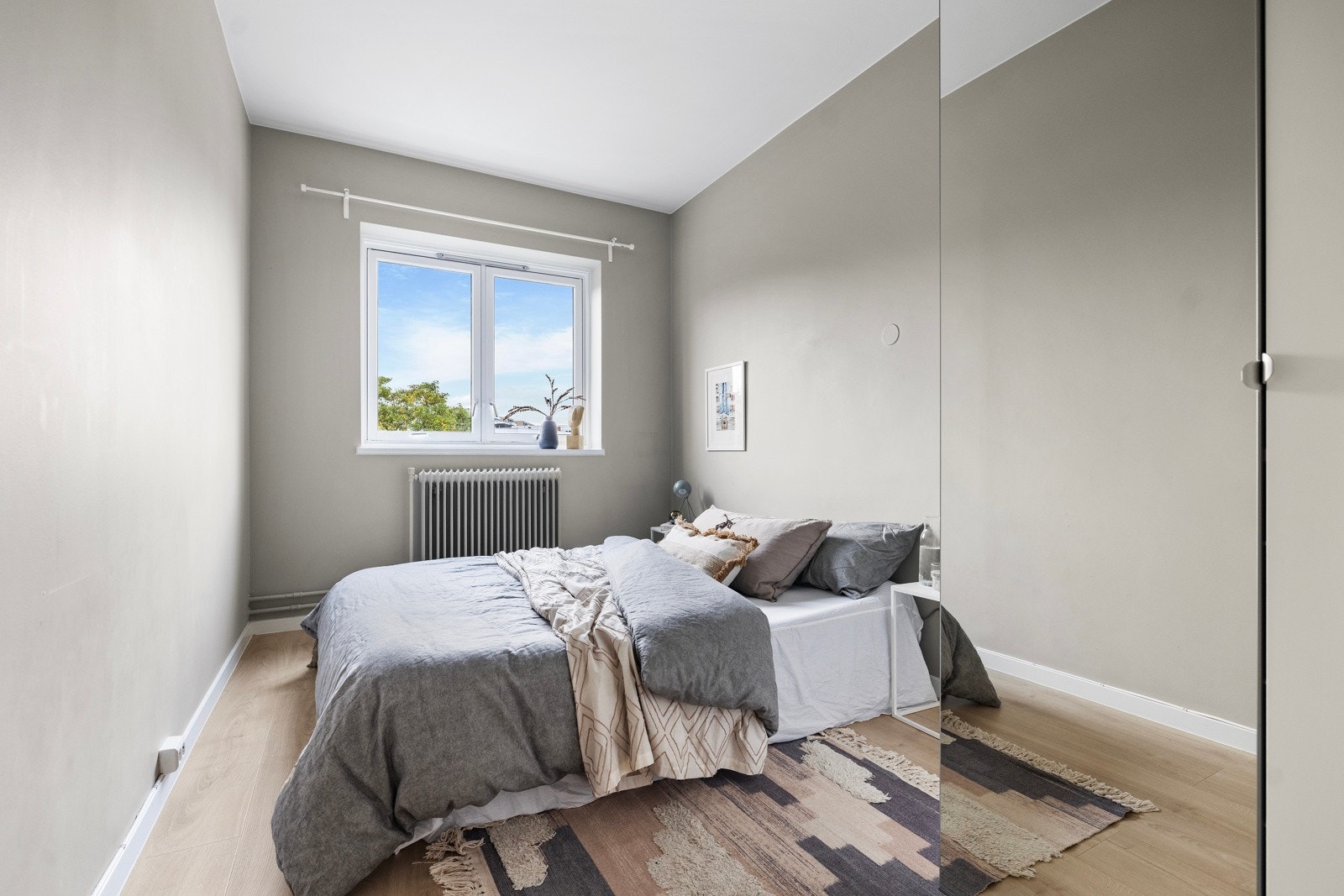 Soverommet er av god størrelse og har plass til dobbeltseng, nattbord og tilhørende garderobeskap. Galleribilde