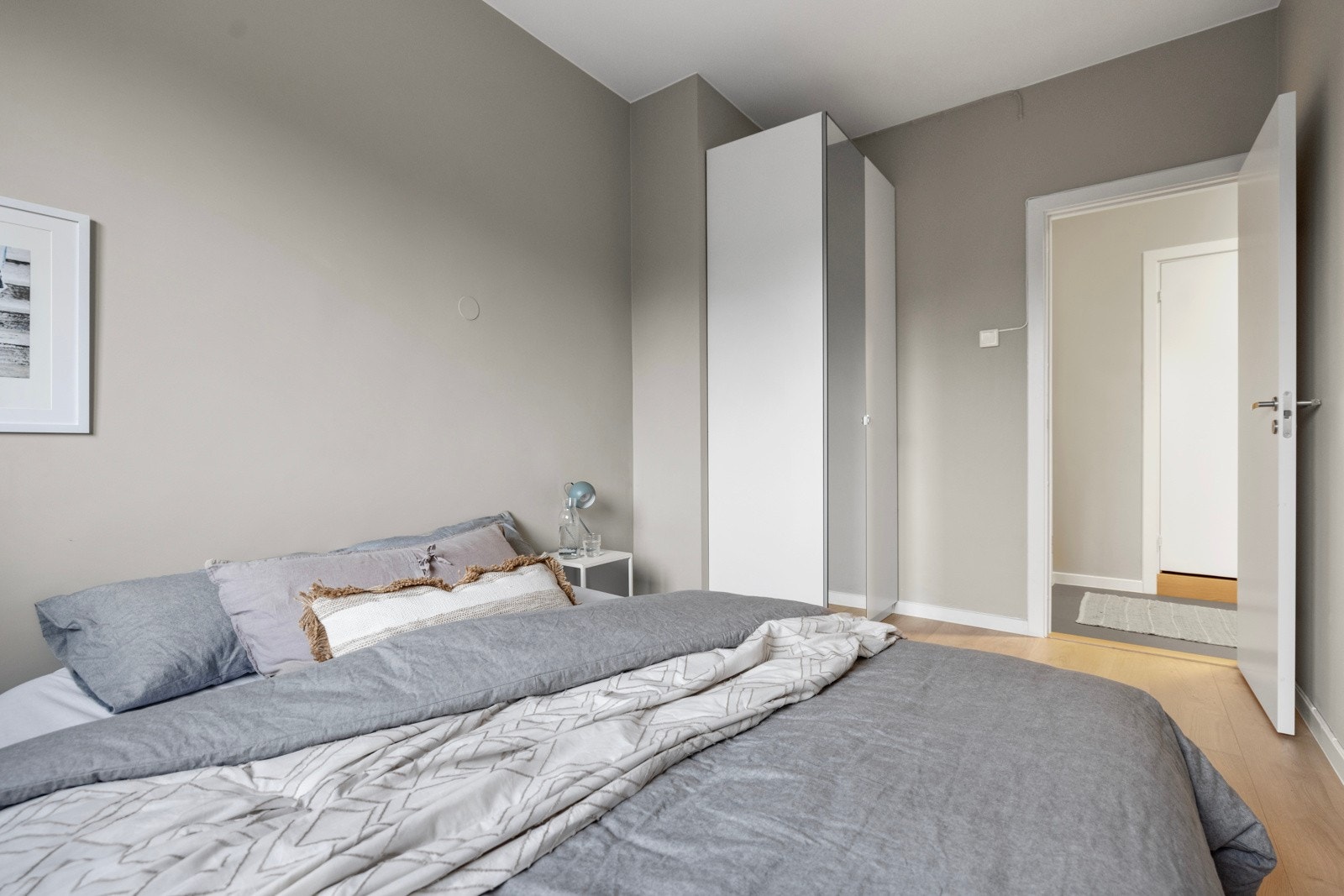 Soverommet er av god størrelse og har plass til dobbeltseng, nattbord og tilhørende garderobeskap. Galleribilde