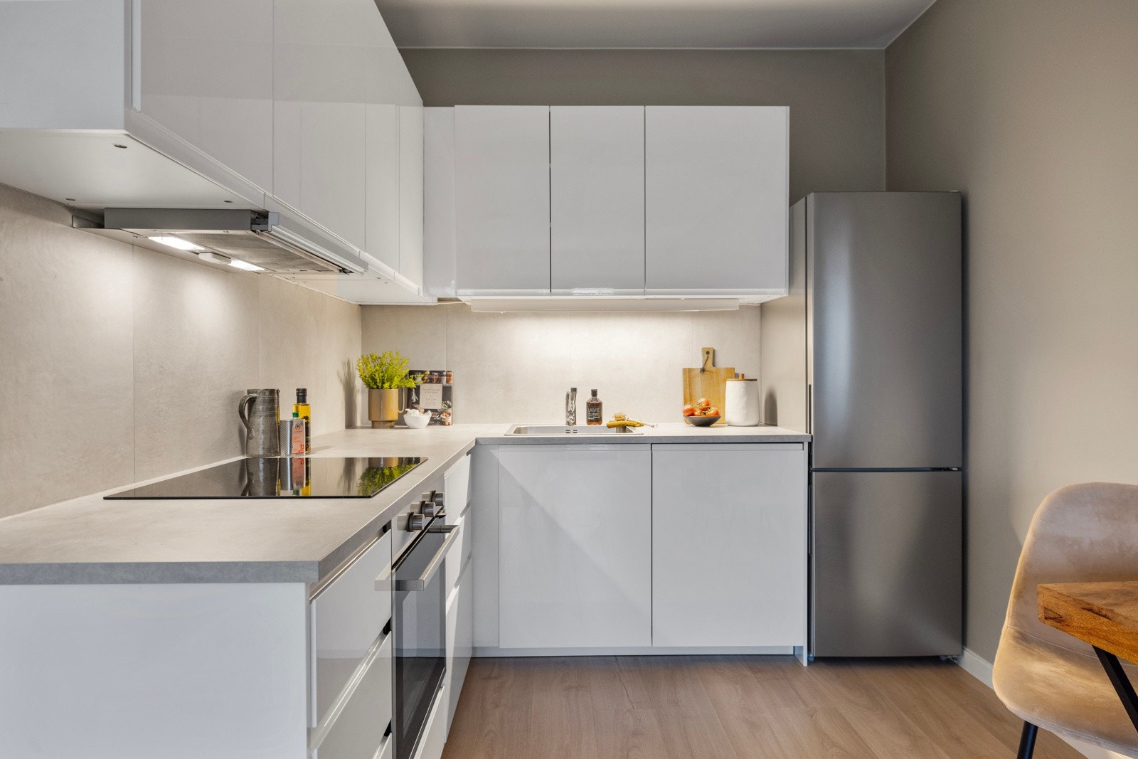 Moderne og tidsriktig kjøkken med god skap- og benkeplass. Galleribilde