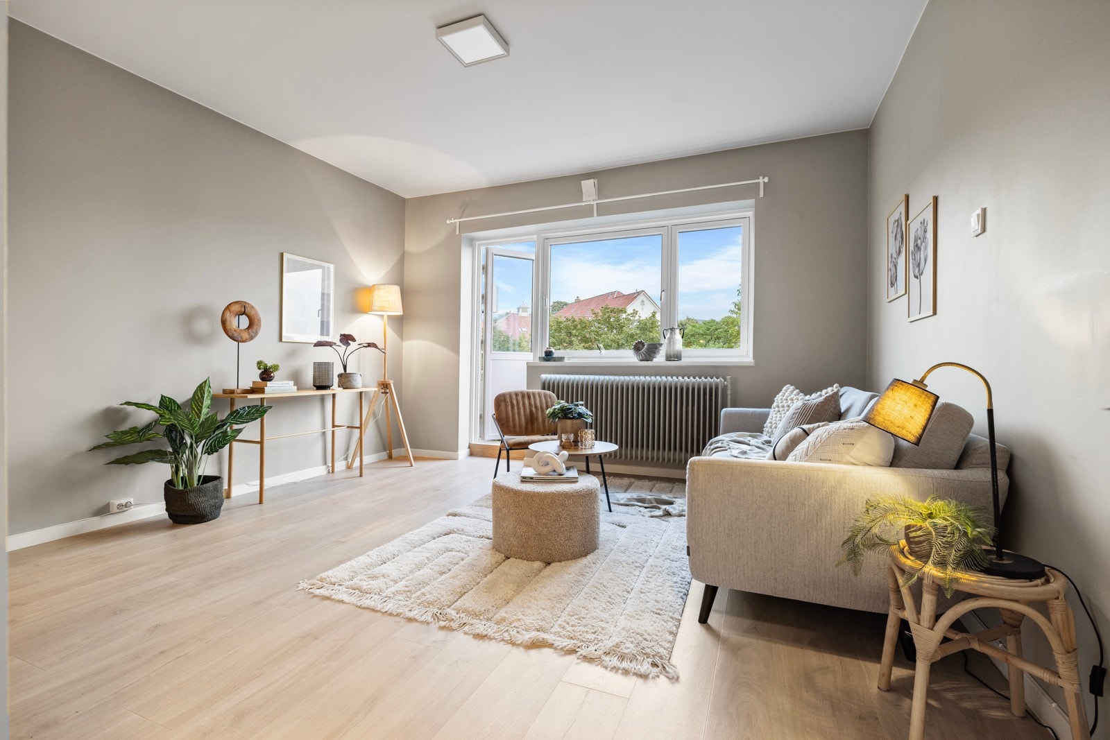 Romslig stue med gode møbleringsmuligheter. Galleribilde