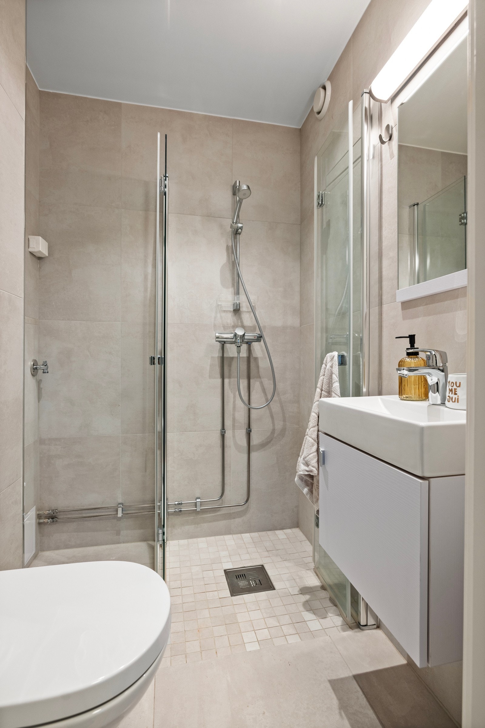 Delikat og pent flislagt bad med varme i gulv. Renovert i 2023. Galleribilde