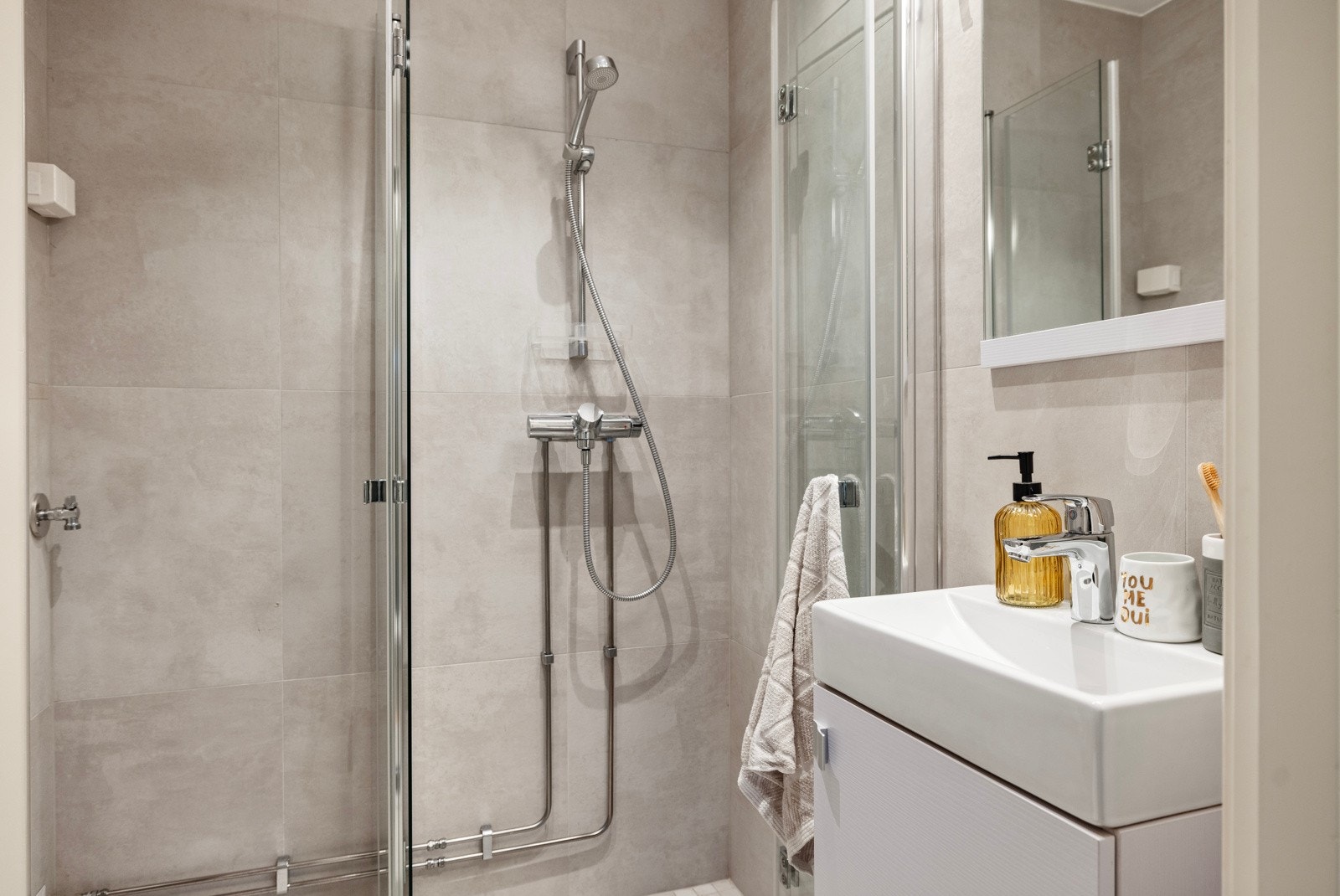 Badet har opplegg for vaskemaskin. I tillegg har du tilgang til fellesvaskeri. Galleribilde