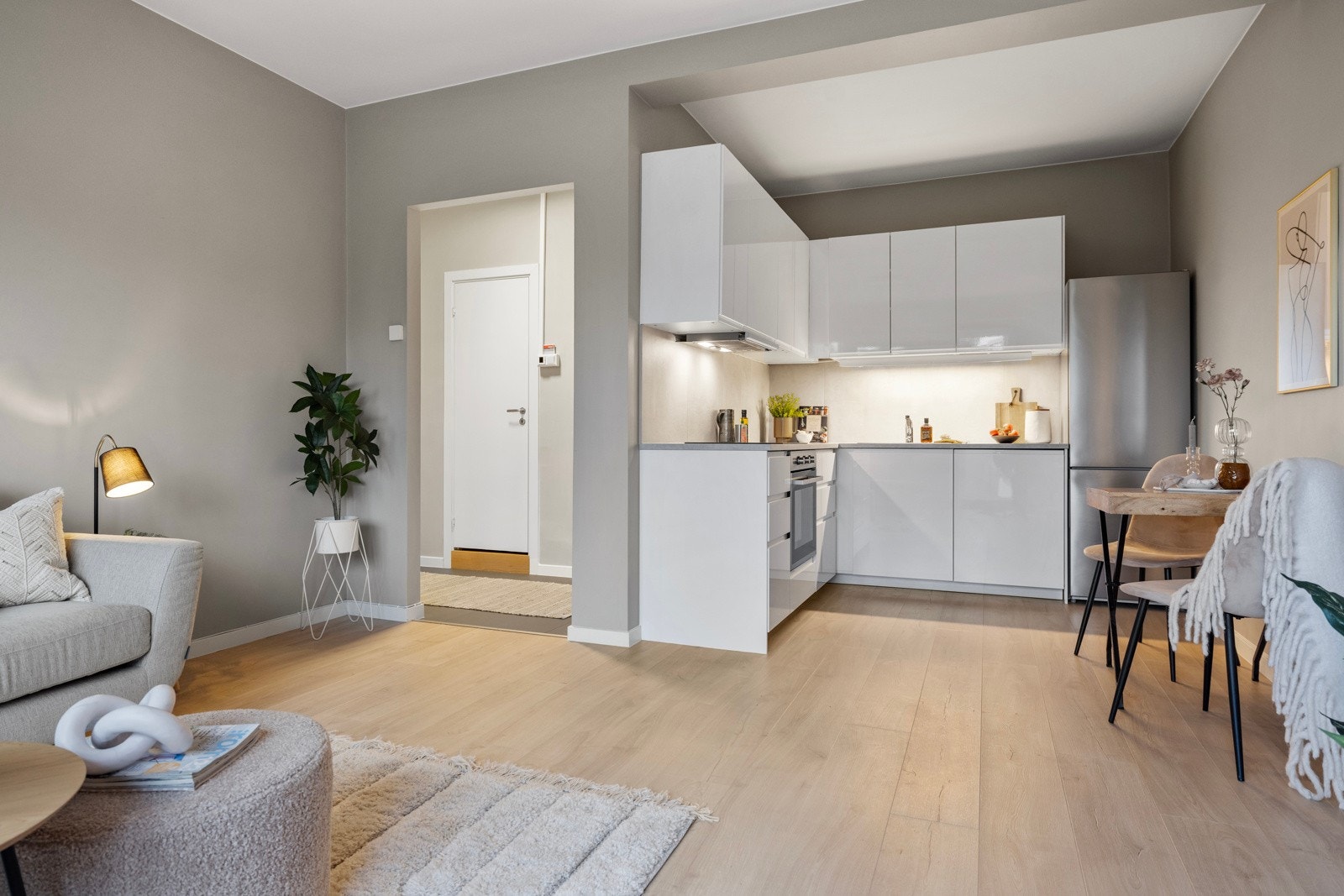 Stue med åpen kjøkkenløsning. Galleribilde