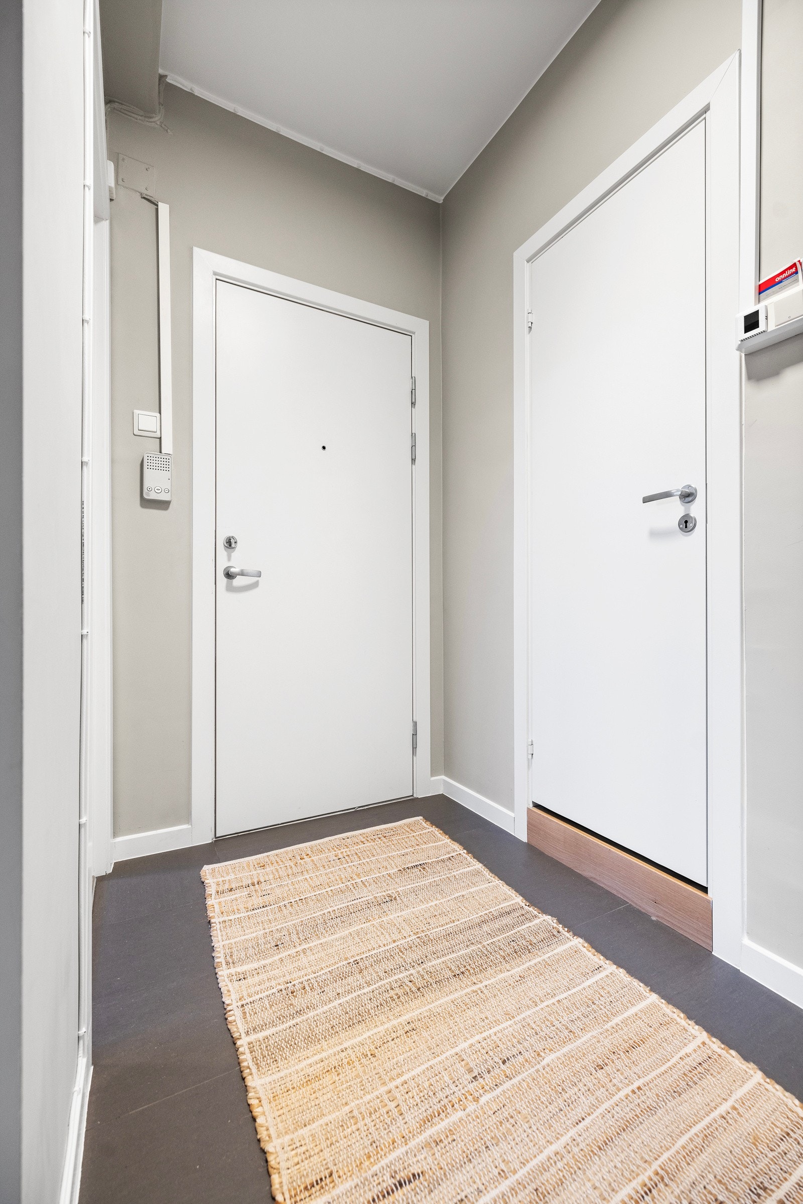 Praktisk entré med tilgang til kott med ytterligere oppbevaringsmuligheter. Galleribilde