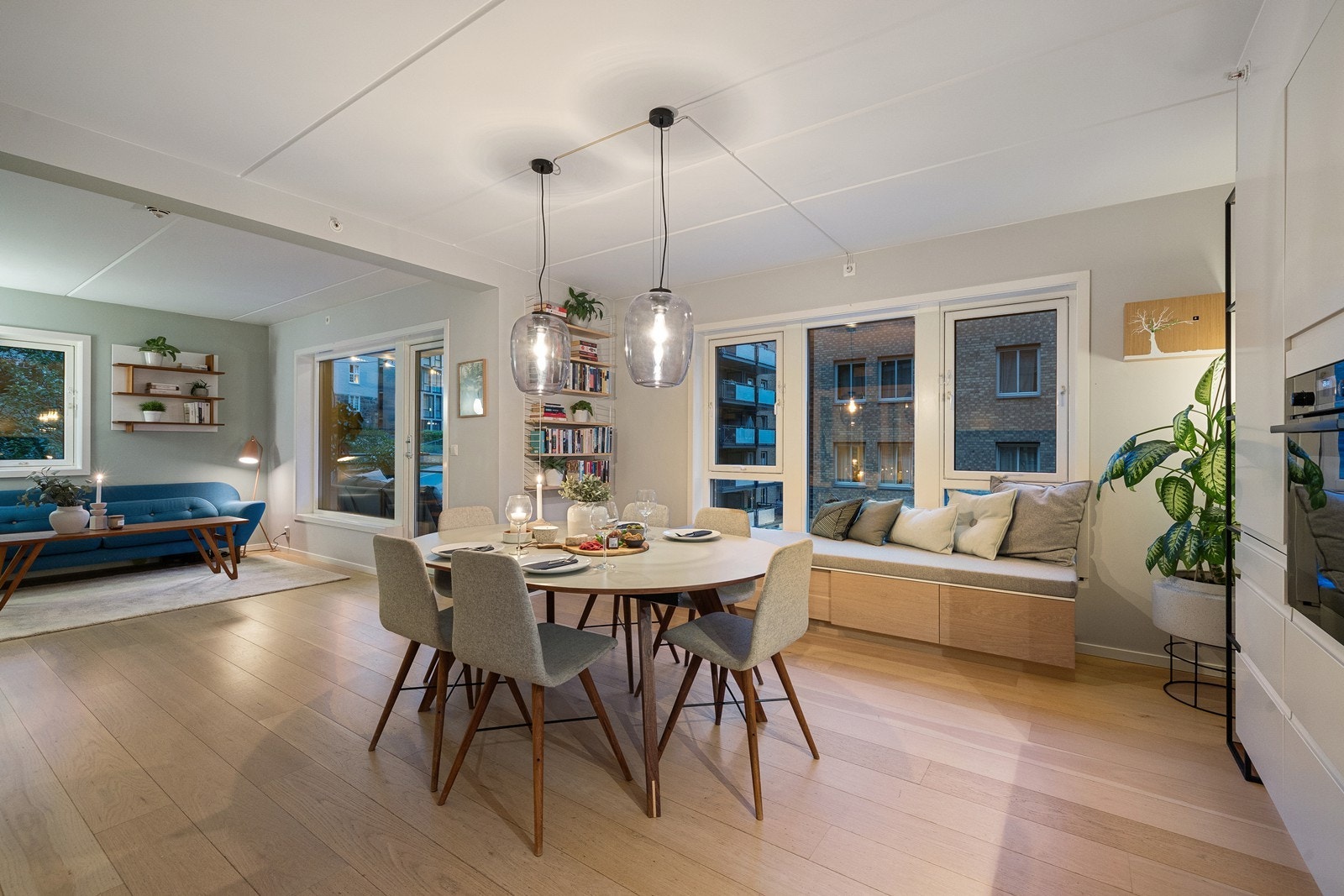 Kveldsstemning: Spiseplass Galleribilde