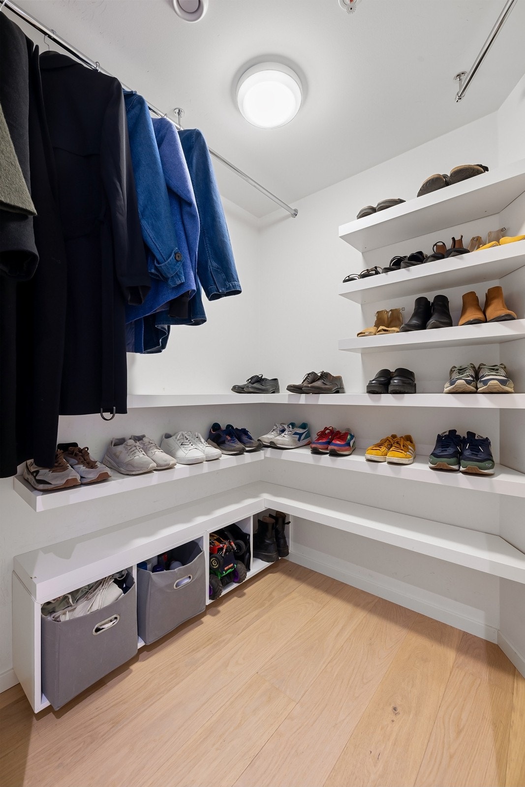 Praktisk innvendig bod/garderobe Galleribilde