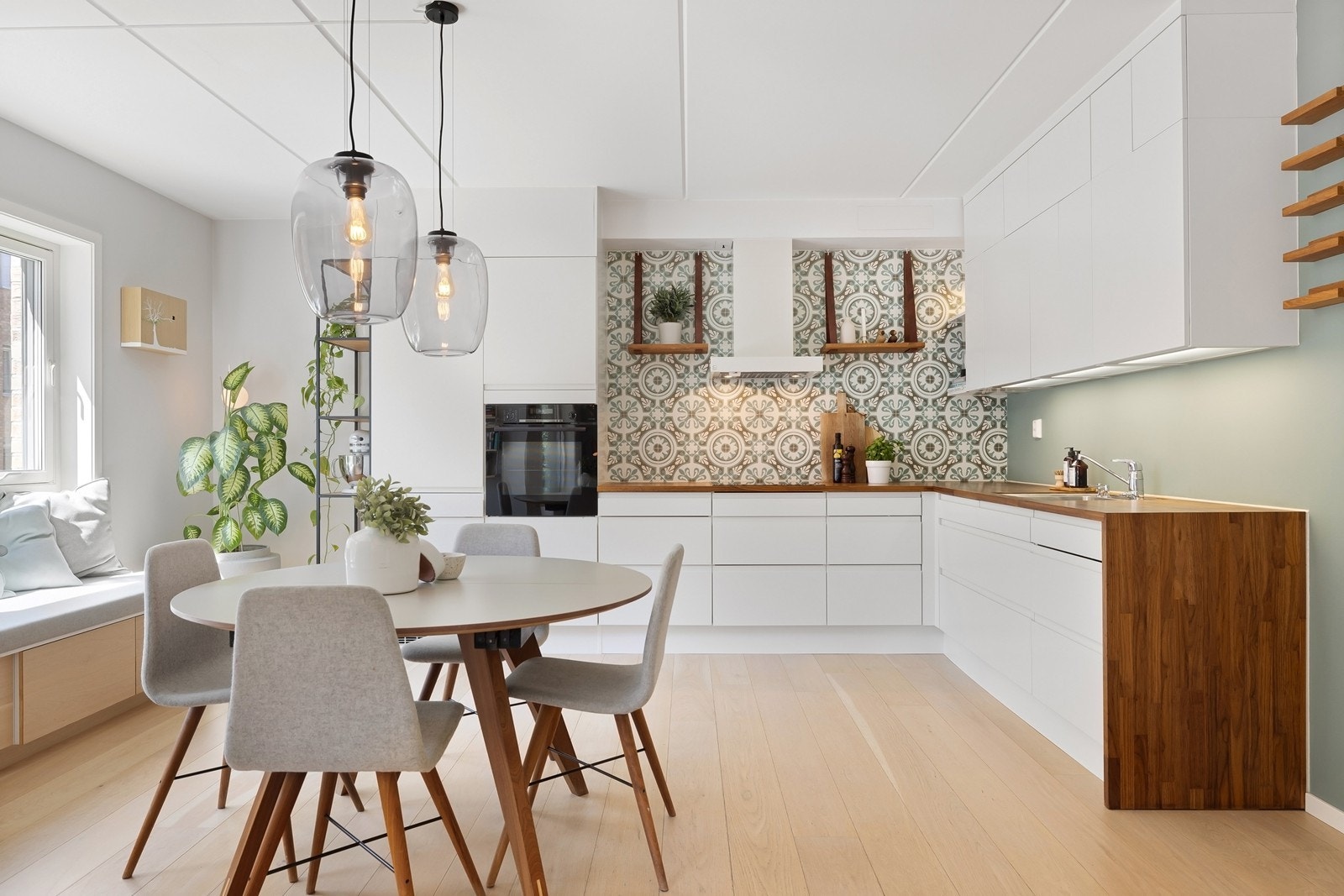 Kjøkkenet er påkostet av dagens eier med bl.a. benkeplate i heltre, oppgraderte overflater og ytterligere innredning Galleribilde