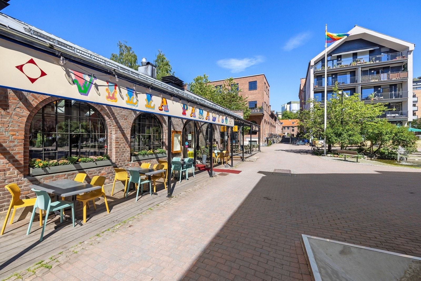 Kulturtilbud utenom det vanlige med Det Andre Teateret og "Elvefest " hver første lørdag i måneden Galleribilde