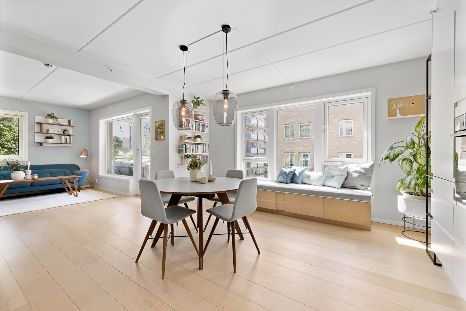 Spiseplass mot stue. Behagelig oppvarming med gulvvarme i alle gulv Galleribilde